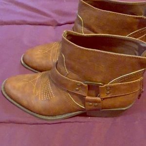 Women’s ankle cowgirl style boots